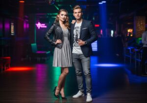 Mladý pár v moderním nočním klubu s neonovými světly, připravený na večerní zábavu.